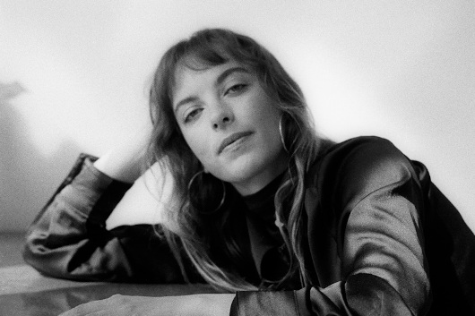 元ゴート・ガールのネイマ・ボック、新作完成。ゆったりとした時の流れのの中で響く、穏やかでフォーキーな歌声
