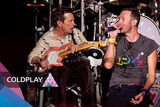 コールドプレイ、グラストンベリー・フェスでマイケル・J・フォックスと共演