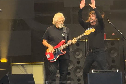 フー・ファイターズ、バーミンガム公演でギーザー・バトラーと「Paranoid」をカヴァー