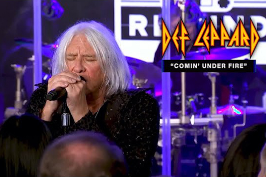 デフ・レパード、新曲「Just Like 73」と1983年の「Comin’ Under Fire」をライヴで初披露