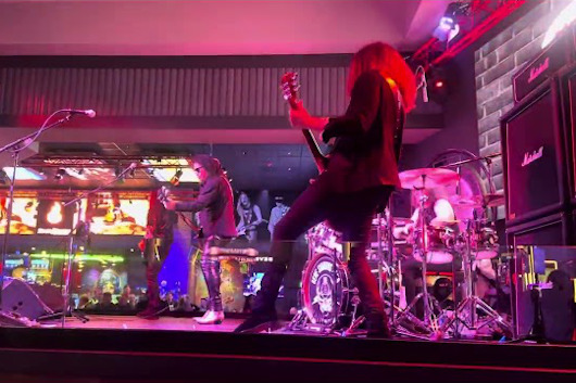 KISSのジーン・シモンズ、ソロ公演でヴァン・ヘイレンの「House Of Pain」をカヴァー