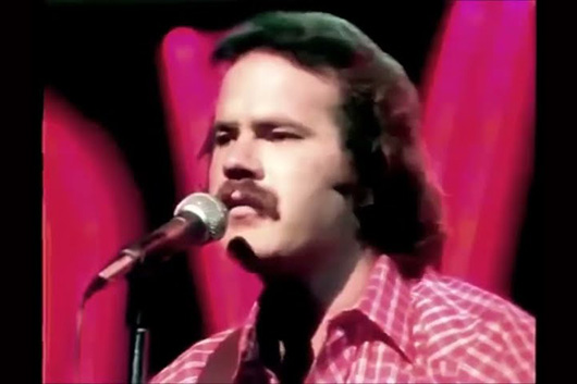 米シンガー／ソングライター、デイヴ・ロギンスが76歳で死去