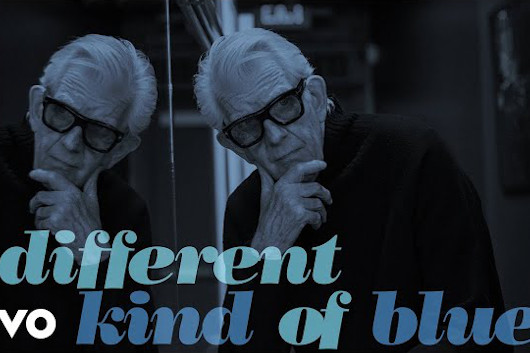 ニック・ロウ、新作『Indoor Safari』から「Different Kind of Blue」のリリック・ビデオ公開