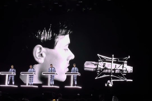 クラフトワーク、フジロックで坂本龍一の「Merry Christmas, Mr