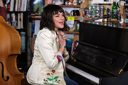 ノラ・ジョーンズ、米ラジオ番組『Tiny Desk Concert』でパフォーマンスを披露
