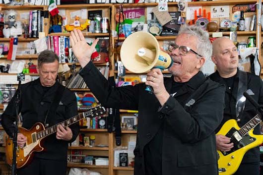 ディーヴォ、米ラジオ番組『Tiny Desk Concert』でパフォーマンスを披露