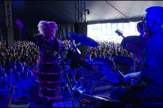 ロバート・フリップ＆妻のトーヤ、ワイト島フェスでカヴァーした「Enter Sandman」の映像公開