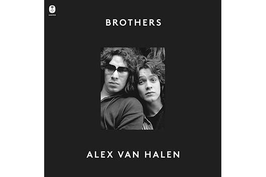アレックス・ヴァン・ヘイレンの自伝『Brothers』、オーディオブック版にエディと共作した未発表曲収録