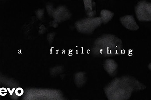 ザ・キュアー、新曲「A Fragile Thing」のリリック・ビデオ公開