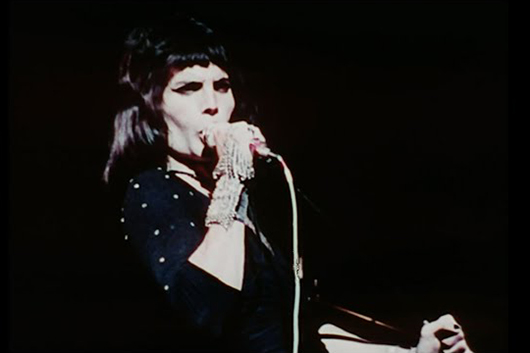クイーン、コレクターズ・エディション『Queen I』から「Modern Times Rock ‘n’ Roll」のライヴ映像公開