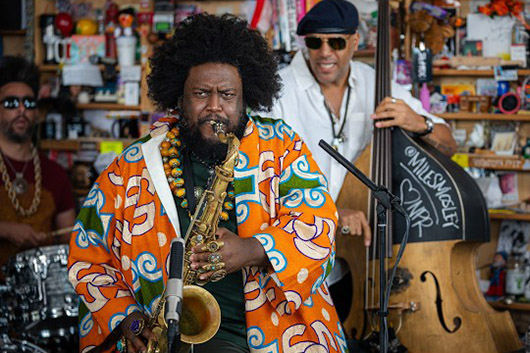 カマシ・ワシントン、米ラジオ番組『Tiny Desk Concert』で4曲をパフォーマンス