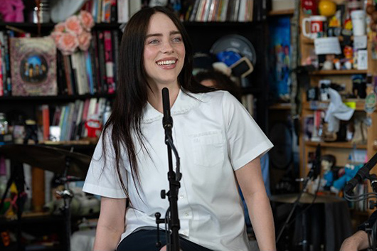 ビリー・アイリッシュ、米ラジオ番組『Tiny Desk Concert』で4曲をパフォーマンス