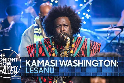 カマシ・ワシントン、米TV番組で「Lesanu」をパフォーマンス