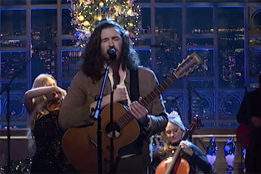 ホージア、SNLでポーグスのカヴァー「Fairytale of New York」と「Too Sweet」をパフォーマンス