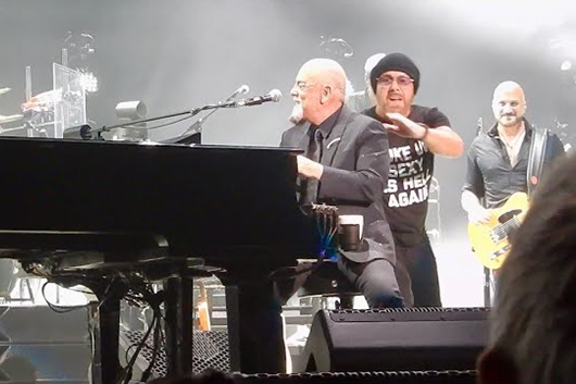 ビリー・ジョエル、大晦日の公演でジェイソン・ボーナムと「Whole Lotta Love」を共演