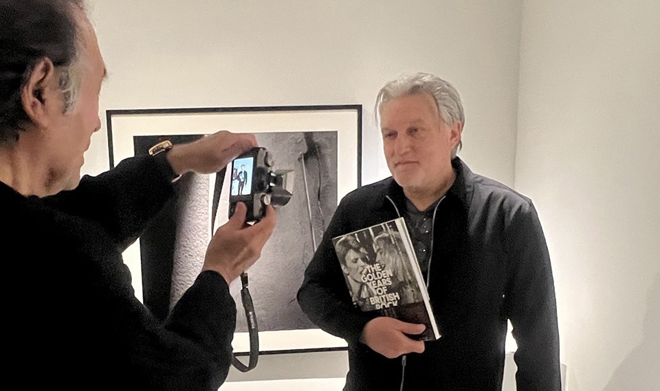 元ジャパンのドラマー、スティーヴ・ジャンセンが写真家として個展を開催中。内覧会では旧友、ロック・フォトグラファー、浅沼ワタル氏とも再会