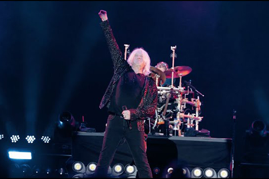 デフ・レパード、今年初となったメキシコ公演の舞台裏映像公開