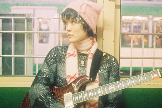 ボッサ・ポップな在ブルックリン日系人シンガー・ソングライター／ギタリスト、メイ・シモネス。待望のデビュー作『アニマル』リリース