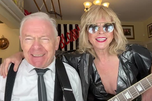ロバート・フリップ＆妻のトーヤ、ブロンディの「One Way Or Another」をカヴァー