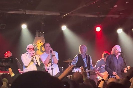 R.E.M.、創設メンバー４人が地元のクラブでパフォーマンスを披露