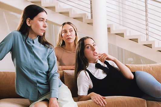 三姉妹ロック・バンドのHAIM、待望のカムバック！　未発表アルバムより新曲「Relationships」をリリース＆MV公開