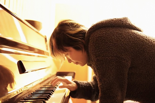 クラムボンの原田郁子がソロ・ツアーを開催＋楽曲「青い、森、、」から生まれた映像作品「Echoes in Araya」公開