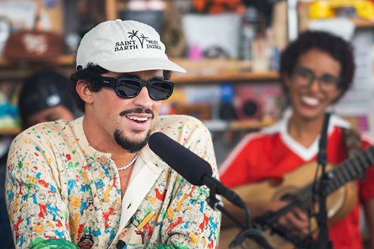バッド・バニー、米ラジオ番組『Tiny Desk Concert』で5曲をパフォーマンス