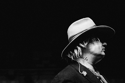 ピーター・ドハーティ、5月にリリースのソロ・アルバムより ジョン・レノンに影響された新曲「The Day The Baron Died」と夫婦で出演のMVを解禁