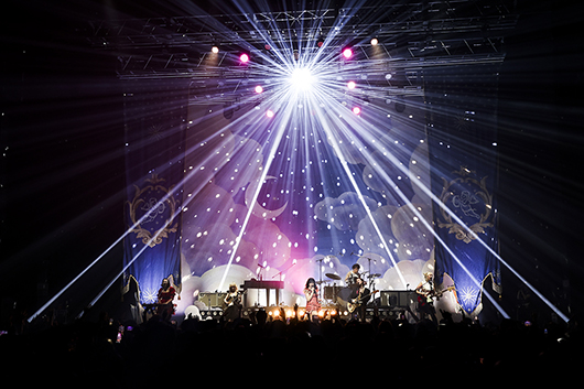 ザ・ラスト・ディナー・パーティー。幻想的なムードに包まれた、圧巻の来日公演初日Zepp Haneda公演のライヴ・レポート