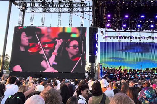デイヴ・グロール、コーチェラ・フェスでオーケストラと2曲をパフォーマンス
