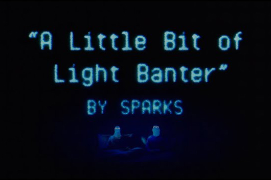 スパークス、最新アルバム『Mad!』から「A Little Bit Of Light Banter」のリリック・ビデオ公開