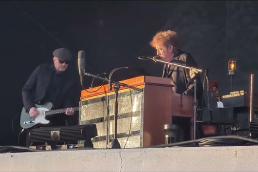 ボブ・ディラン、11年ぶりに「Just Like Tom Thumb’s Blues」をパフォーマンス