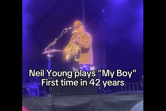 ニール・ヤング、チャリティ公演で42年ぶりに「My Boy」をパフォーマンス