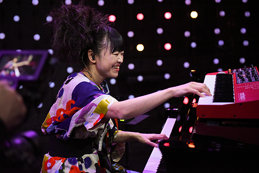 上原ひろみが米国シアトルのラジオ局「KEXP」に出演。Hiromi’s Sonicwonderで新作『OUT THERE』から3曲をパフォーマンス
