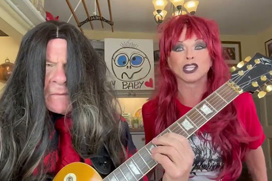 ロバート・フリップ＆妻のトーヤ、ラモーンズの「I Wanna Be Sedated」をカヴァー