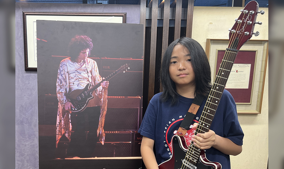 MUSIC LIFE CLUBでは次世代クイーン・トリビュート・バンドのメンバーを大募集中！　ギター・パートの担当は将来ブライアン・メイになることを夢見るKAIRI！