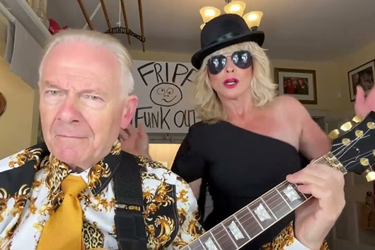 ロバート・フリップ＆妻のトーヤ、エクストリームの「Get The Funk Out」をカヴァー