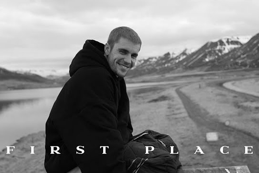 ジャスティン・ビーバー、新作『SWAG』より、アイスランドの自然を楽しむジャスティンのドキュメンタリー風「FIRST PLACE」MV公開
