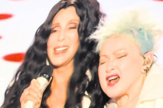 シンディ・ローパー、フェアウェル・ツアー最終日にシェールとジョニ