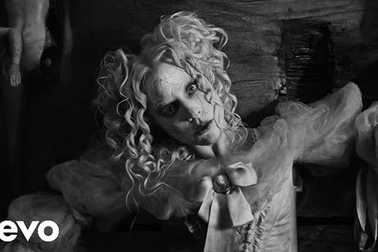 レディー・ガガ 新曲「The Dead Dance」 配信開始！　本日より公開『ウェンズデー』にも出演