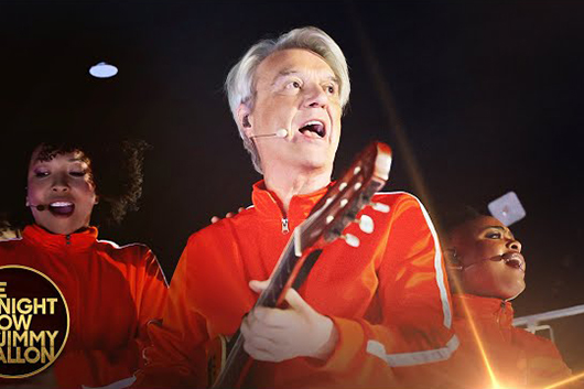 デヴィッド・バーン、米TV番組で3曲のパフォーマンスを披露