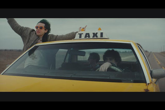 グリーン・デイが制作したロードトリップ・コメディ映画『New Years Rev』ティーザー公開
