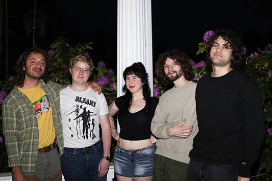 ウェンズデイ、9/19発売の最新作『ブリーズ』が『Pitchfork』で「Best New Album」獲得。収録曲「Townies」のビデオを公開