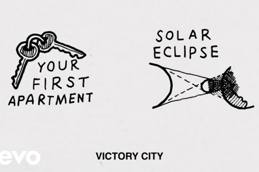 ブライト・アイズ、ニューEP『Kids Table』発売中。同作より「Victory City」を公開。12月待望の来日!