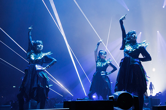 BABYMETAL、日本人グループ史上初の単独公演ロンドン・O2アリーナ単独公演より「from me to u(feat. Poppy)」ライヴ映像公開!