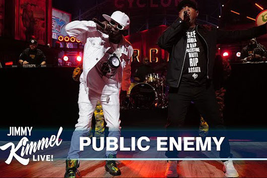 パブリック・エネミーとリヴィング・カラー、ジミー・キンメル復帰後のTV番組でパフォーマンスを披露