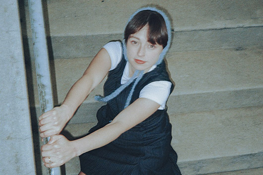 豪州発シンガー・ソングライター、ステラ・ドネリー。11/7発売の新作『ラヴ・アンド・フォーチュン』よりニュー・シングル「Year of Trouble」リリース