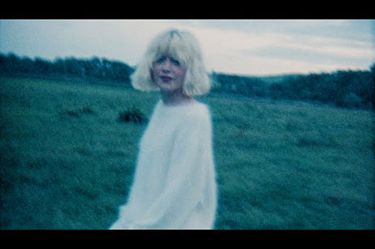 メイジー・ピーターズが2年ぶりの新曲「You You You」、「Audrey Hepburn」をリリース!