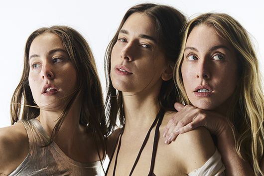 3姉妹ロック・バンド、ハイムが最新作『I quit』デラックス盤をリリース! ボン・イヴェールとのコラボ楽曲も収録