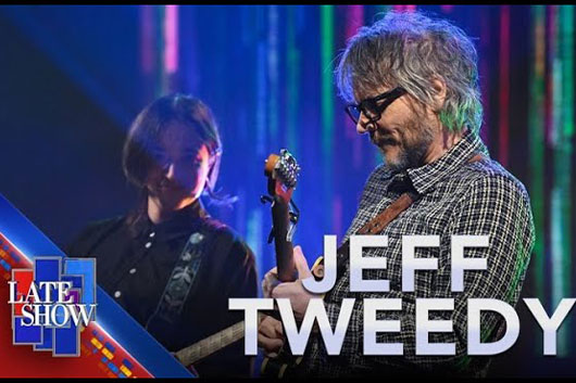 ウィルコのジェフ・トゥイーディー、米TV番組で新曲2曲のパフォーマンスを披露